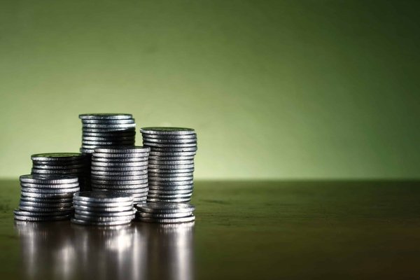 Comment créer un coin lecture confortable et esthétique dans votre salon